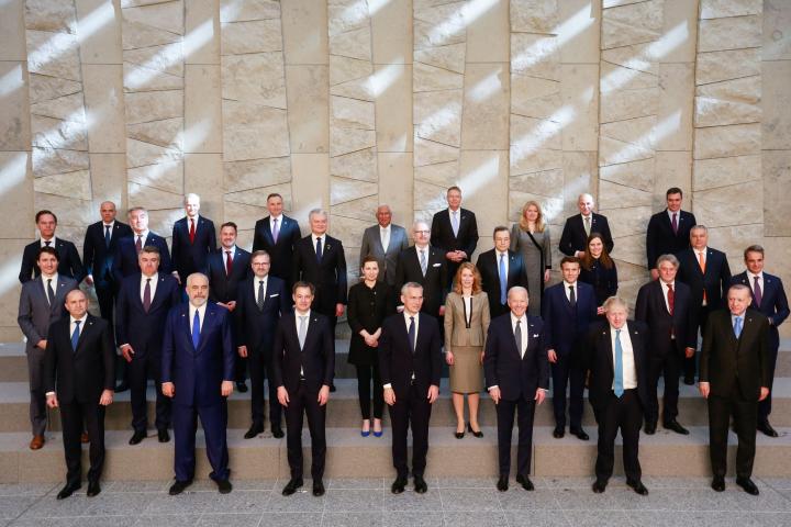 Foto de familia de los jefes de Estado y primeros ministros que participan en la cumbre extraordinaria de la OTAN en la sede de la Alianza en Bruselas.