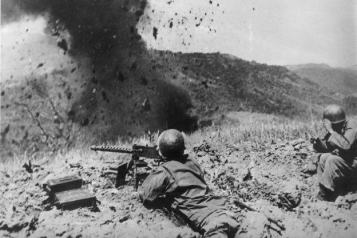 Tropas estadounidenses atacando al ejército japonés en 1945