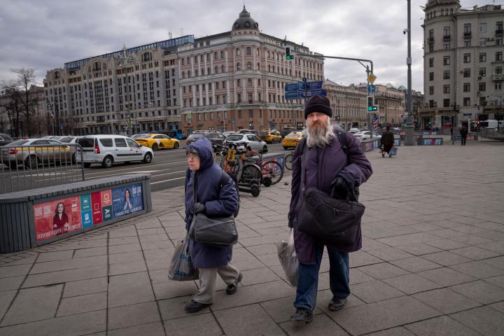 Una pareja camina por una calle del centro de Moscú, el pasado 14 de marzo. 
