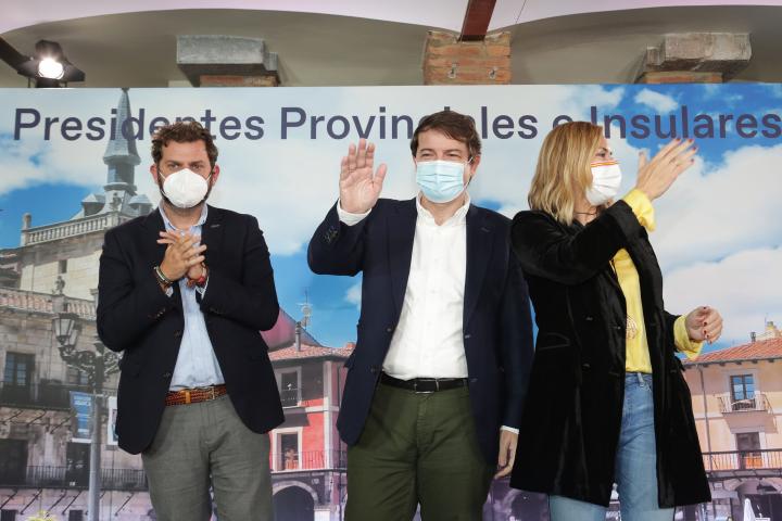El presidente del PP de León, Javier Santiago Velez; junto al presidente de la Junta de CyL, Fernández Mañueco.