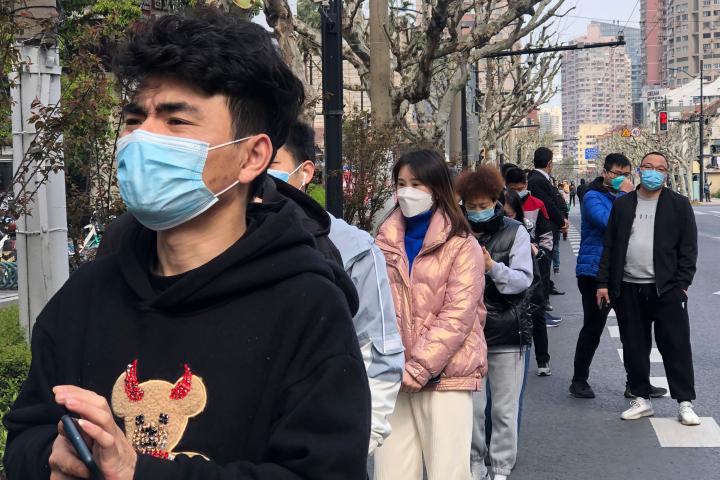 Residentes hacen fila para la primera ronda de pruebas masivas de detección del coronavirus, en el distrito de Jingan, en el oeste de Shanghái, China, el 1 de abril de 2022.
