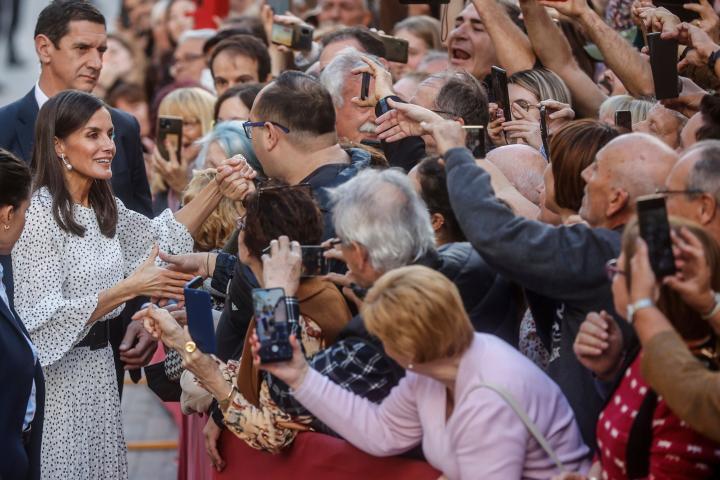 La reina Letizia saluda a un grupo de personas que la esperaban antes de la entrega de los premios Jaume I, en Valencia. (Photo By Rober Solsona/Europa Press via Getty Images)
