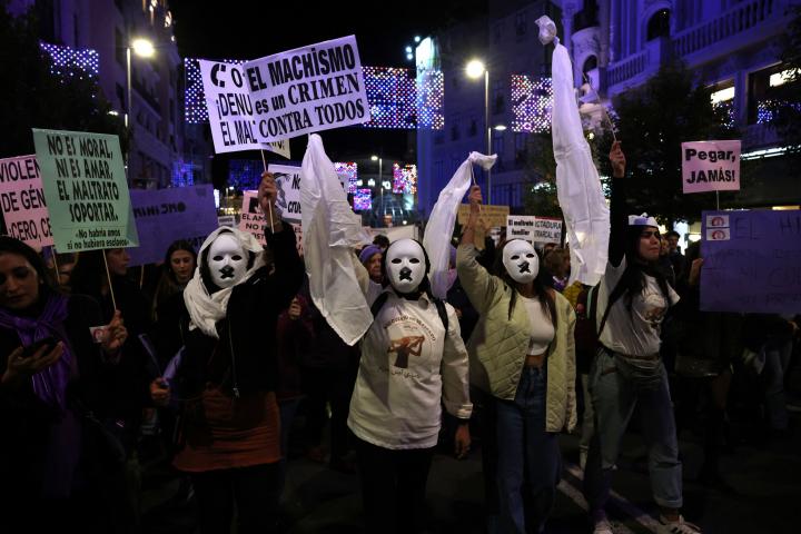Manifestantes tapadas por máscaras en una de las manifestaciones en Madrid