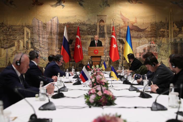 El presidente turco, Recep Tayyip Erdogan, recibe a las delegaciones rusa y ucraniana, el pasado martes, en Estambul.