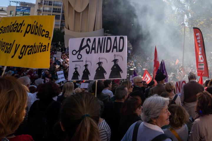 Manifestación en Sevilla en defensa de la sanidad pública, este sábado. 