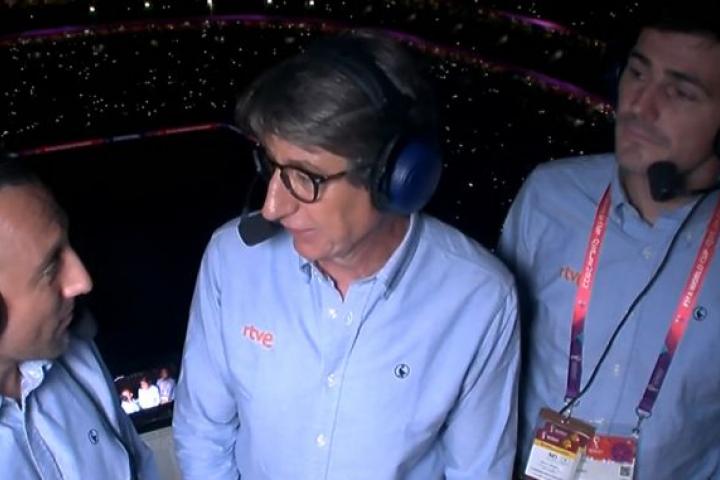 Juan Carlos Rivero, con Casillas detrás, charla con Cazorla en la retransmisión del España - Alemania en TVE