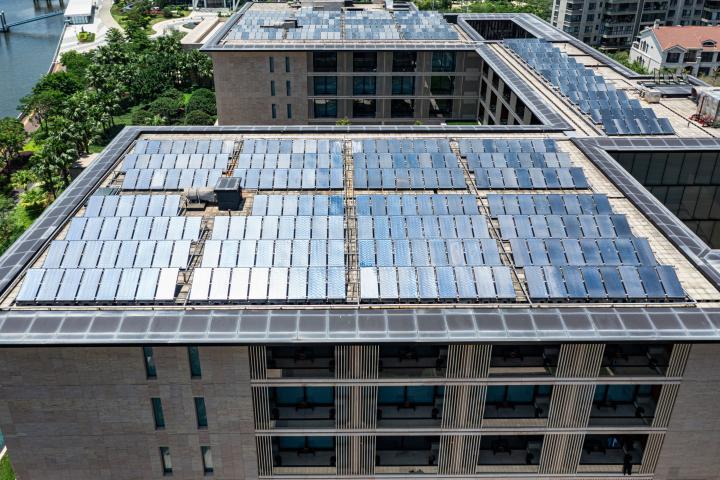Foto de archivo de un edificio con paneles solares.
