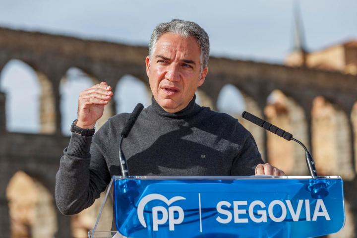 El coordinador general del PP, Elías Bendodo, este domingo en Segovia.