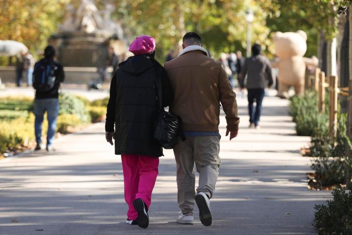 Una pareja pasea por el Parque del Retiro en Madrid.