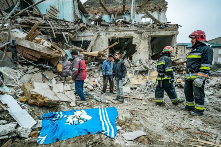 Personal de rescate busca medicamentos que se hayan salvado tras el bombardeo a una maternidad en Zaporiyia. 