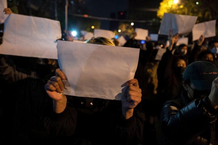 Manifestantes en Pekín alzan sus folios