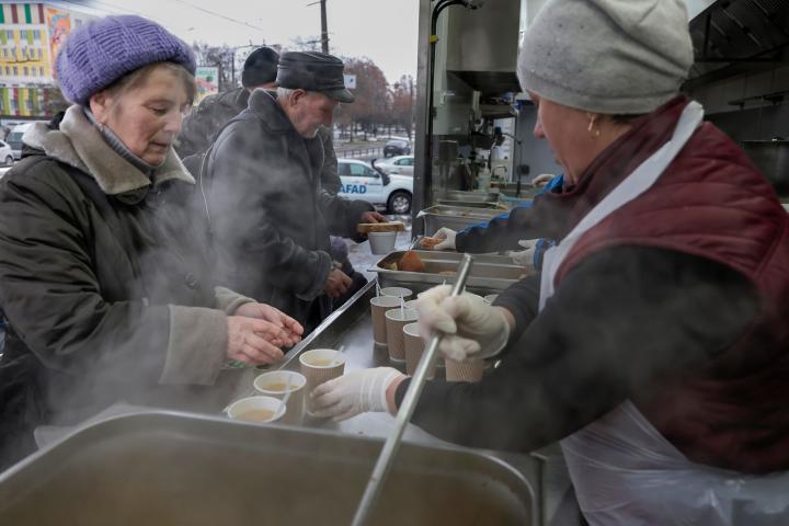 Ciudadanos se alimentan en un comedor de emergencia instalado en el norte del país