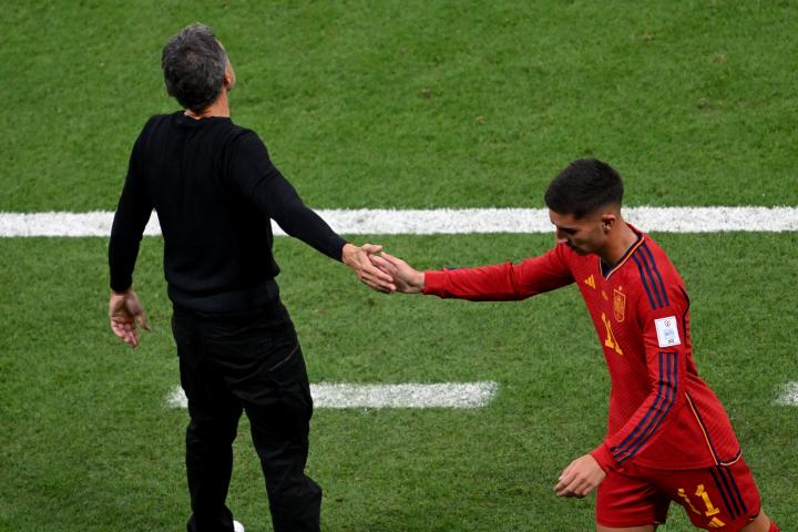 Luis Enrique y Ferrán Torres se chocan la mano en el España-Alemania del Mundial de Qatar. Robert Michael/dpa (Photo by Robert Michael/picture alliance via Getty Images)