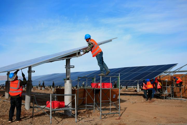 Trabajadores instalando placas solares, en una imagen de archivo.