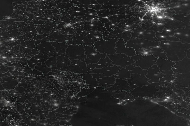 Imagen satelital en escala de grises tomada el pasado miércoles por la NASA que muestra buena parte del territorio ucraniano sin luz, en comparación con otros países de Europa.
