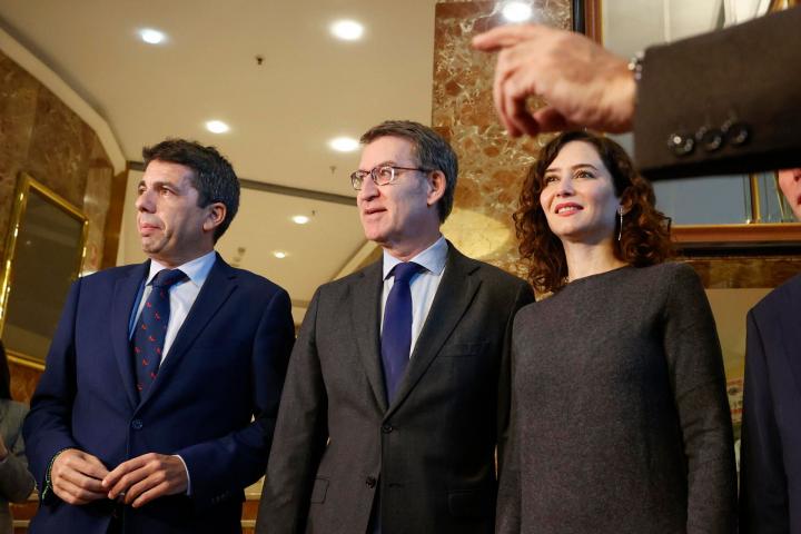 De izquierda a derecha, Carlos Mazón, Alberto Núñez Feijóo e Isabel Díaz Ayuso.