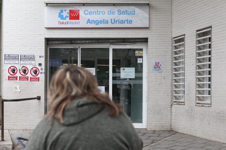Centro de salud Ángela Uriarte de Madrid. En los carteles se lee 'Urgencias Cerradas, tu salud vendida', el 21 de octubre de 2022.