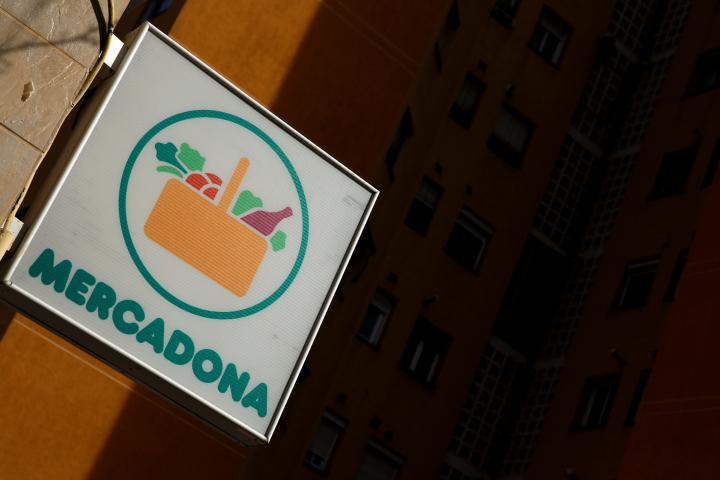 Logotipo de Mercadona en un cartel colocado en el exterior en uno de sus supermercados.