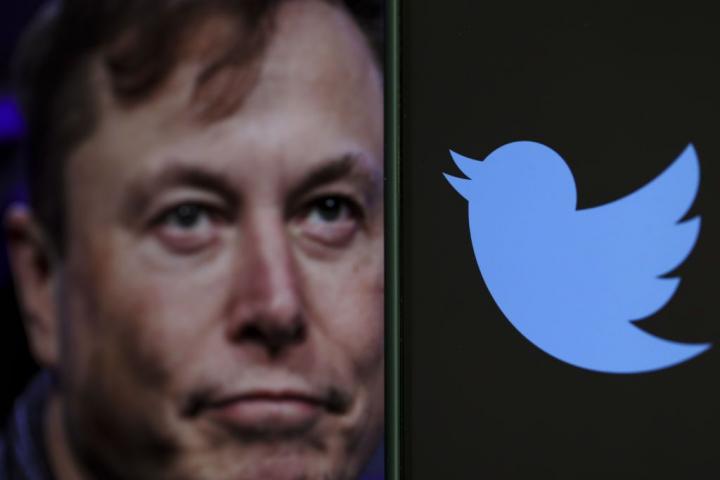 Elon Musk junto al logo de Twitter.