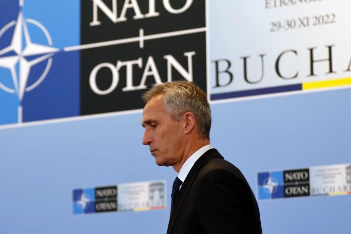 Jens Stoltenberg, esta mañana, a su llegada a la cumbre de ministros de Exteriores de la OTAN en Bucarest. 