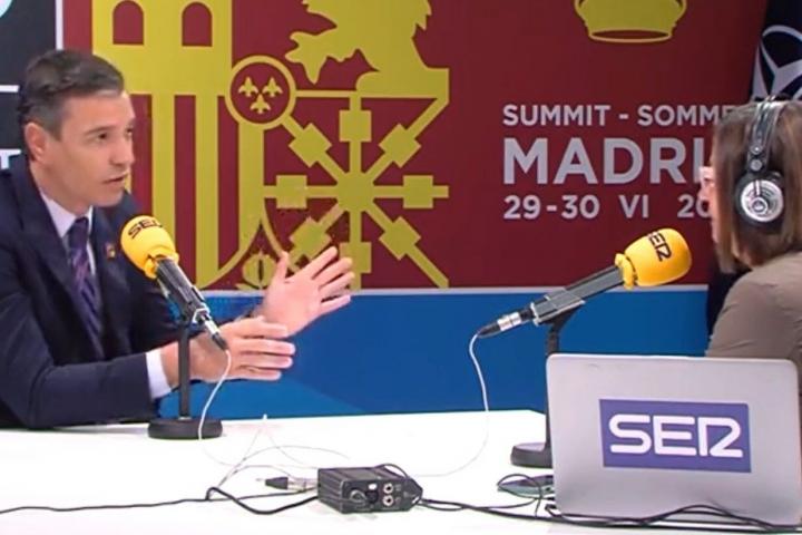 Pedro Sánchez, con su Àngels Barceló el pasado mes de junio