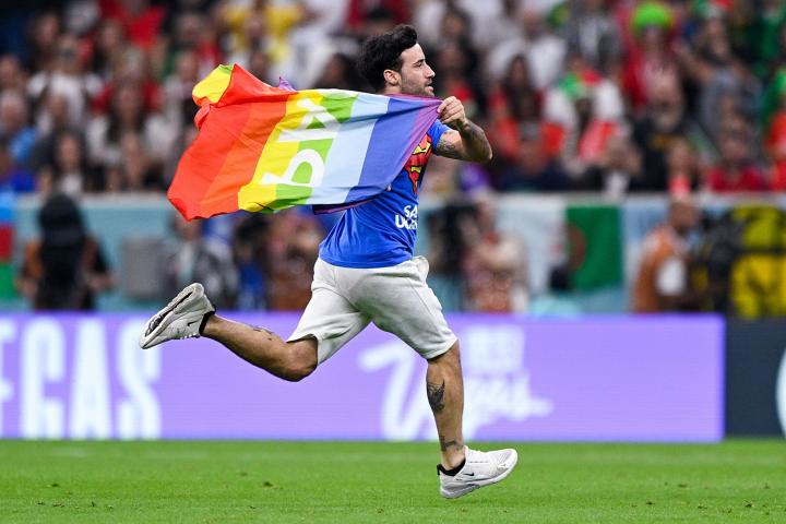 Espontáneo con la bandera de la paz en el Portugal - Uruguay.