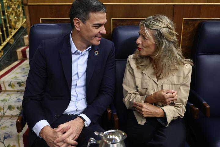El presidente del Gobierno, Pedro Sánchez, y la vicepresidenta segunda y ministra de Trabajo, Yolanda Díaz, en el Congreso.