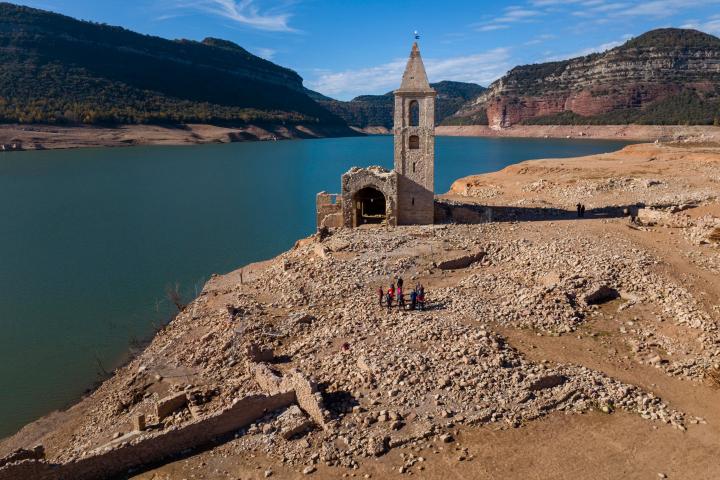 La iglesia de San Román de Sau en el embalse de Sau