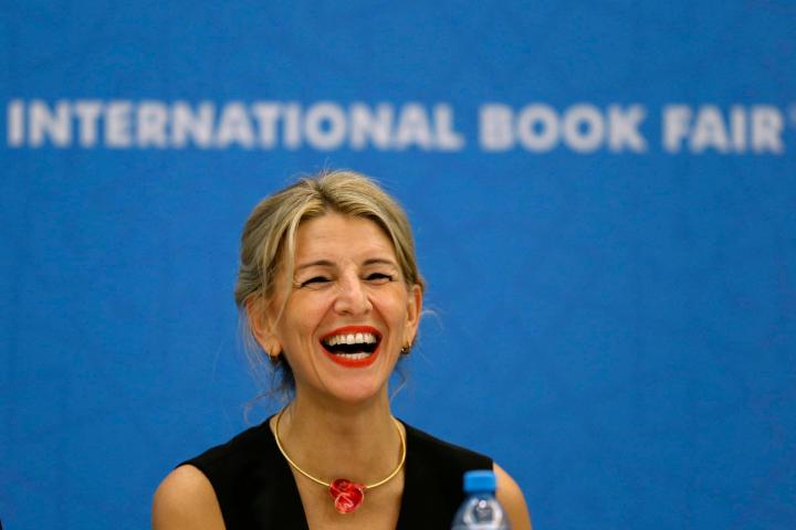 Yolanda Díaz sonríe durante un encuentro con medios en la Feria Internacional del Libro (FIL) de Guadalajara, en México.