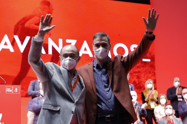 El secretario general del PSOE y presidente del Gobierno, Pedro Sánchez, junto al secretario general del PSOE de Aragón y presidente de Aragón, Javier Lambán, en una imagen de archivo