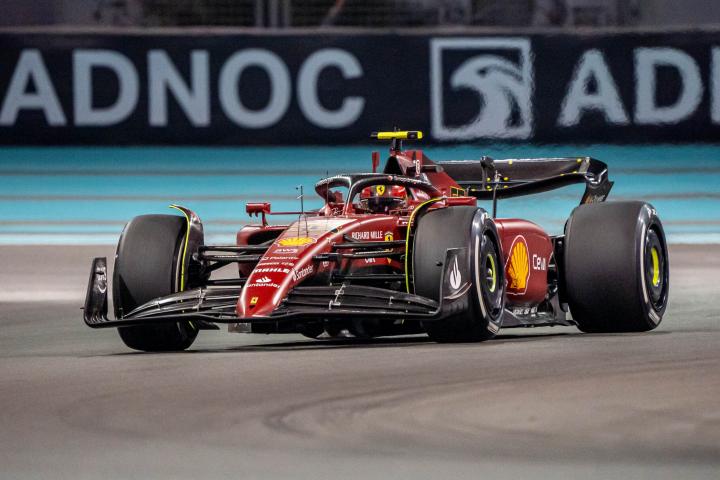 Uno de los coches de la escudería Ferrari durante el Gran Premio de Abu Dabi 2022