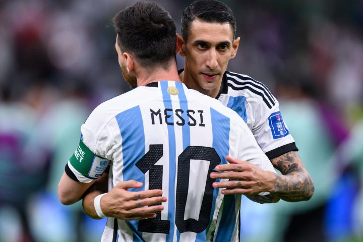Messi y Di María se abrazan tras el partido contra México