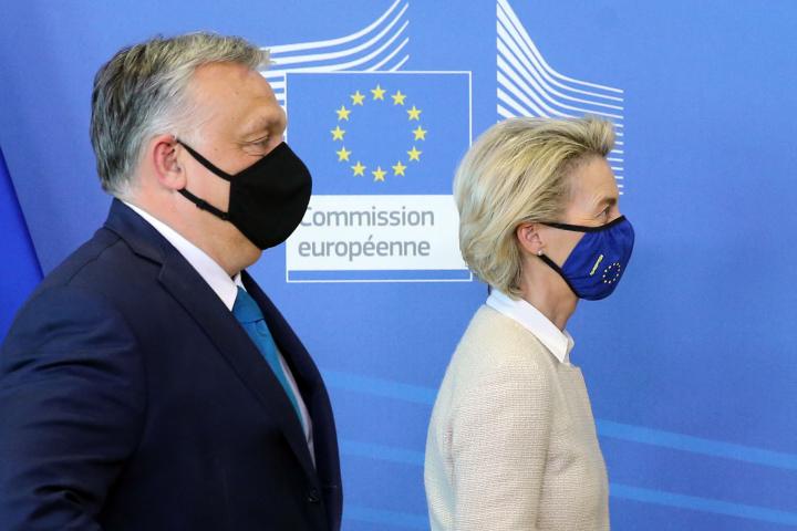 El primer ministro húngaro, Viktor Orban, en una imagen de archivo junto a la presidenta de la Comisión Europea, Ursula von der Leyen.