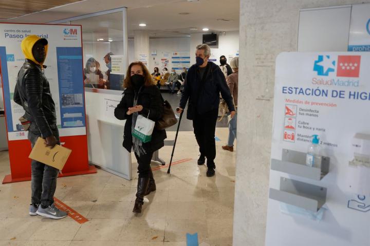 Pacientes en el centro de salud de Paseo Imperial en Pirámides en Madrid, este noviembre.