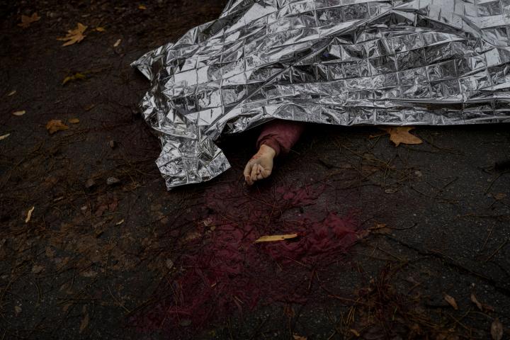 El cuerpo de una ucraniana muerta por un ataque ruso, cubierto por una manta de emergencias, en las calles de Jersón, el pasado 25 de noviembre. 