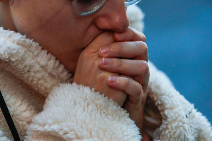 Una persona trata de calentar las manos este ciberlunes en el que han bajado las temperaturas en Madrid.