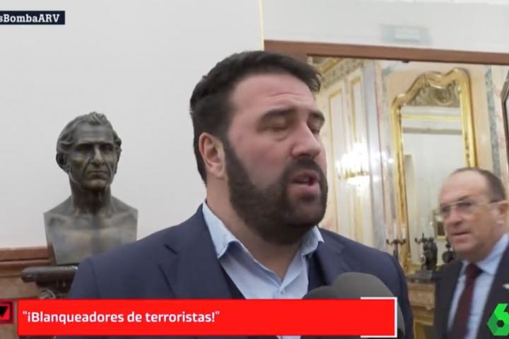 Luis Gestoso, diputado de la formación de ultraderecha Vox, insulta a los periodistas mientras preguntan a Jon Iñárritu (Bildu).