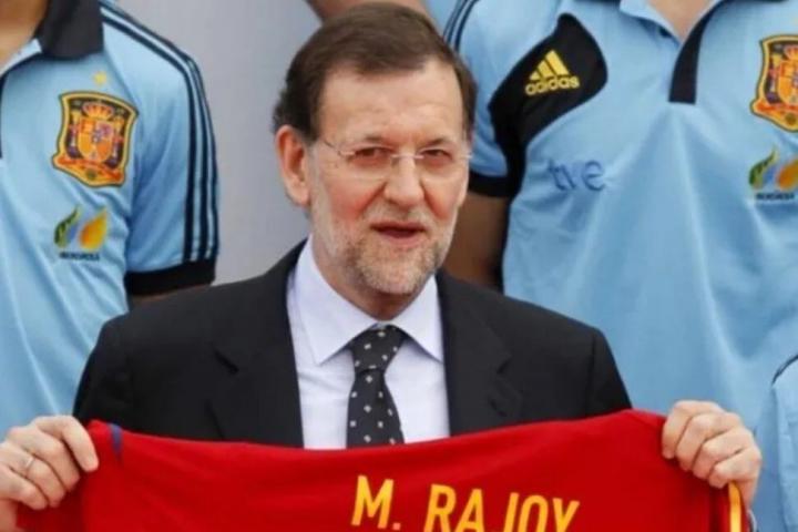 Rajoy posando con una camiseta de la Selección con su nombre.
