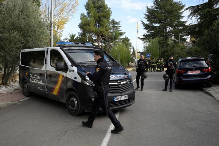 La Policía Nacional en la embajada de Ucrania en España.