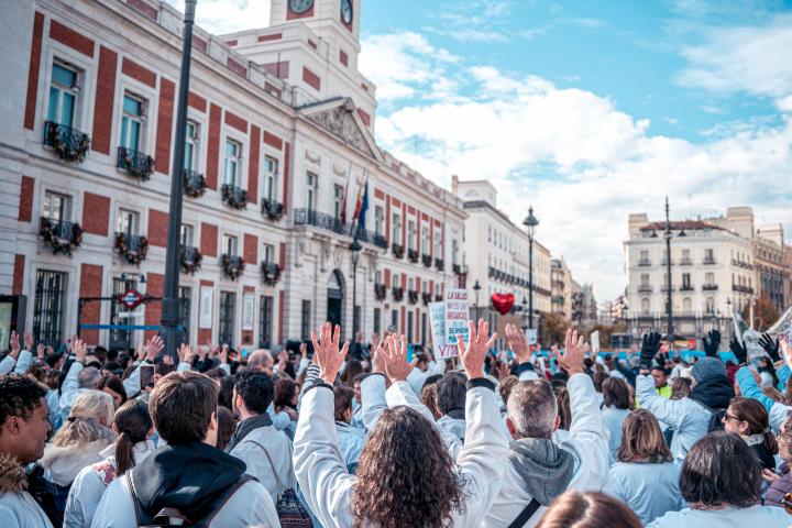 Médicos de Madrid en huelga se manifiestan frente a la sede de la presidencia de la Comunidad de Madrid, el 30 de noviembre de 2022.