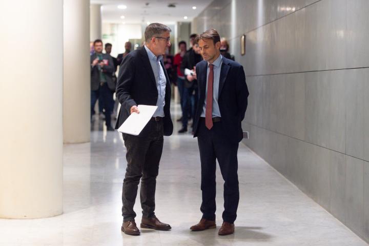 El portavoz del PSOE en el Congreso, Patxi López, y el presidente del grupo parlamentario de Unidas Podemos en el Congreso, Jaume Asens, al presentar su iniciativa.