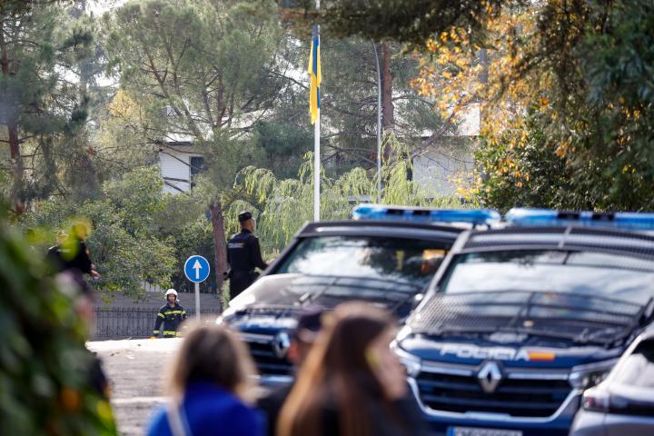 Imagen del primer dispositivo policial ante la Embajada de Ucrania.