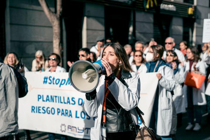 Varios pediatras se manifiestan frente a la Consejería de Sanidad de Madrid.
