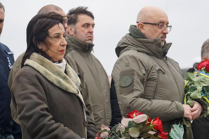 Margarita Robles y Oleksii Reznikov, durante una ofrenda floral, ayer en Odesa. 