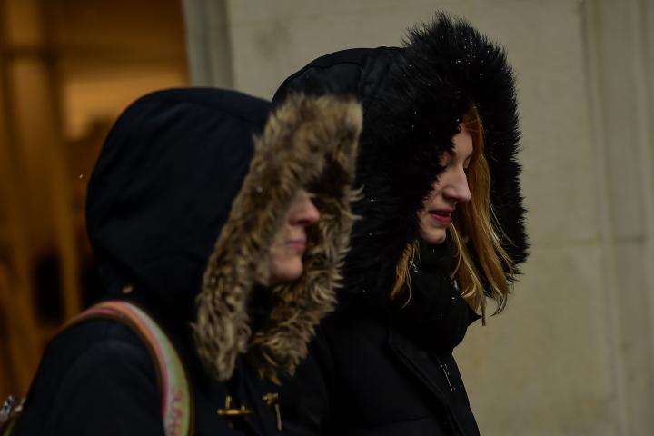 Dos mujeres se protegen del frío en las calles de Pamplona. 