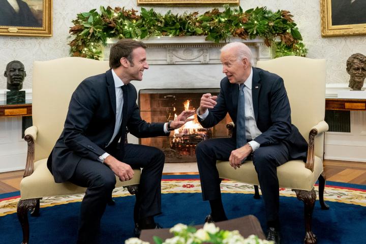 Joe Biden y Emmanuel Macron en una foto difundida de su encuentro en el Despacho Oval.