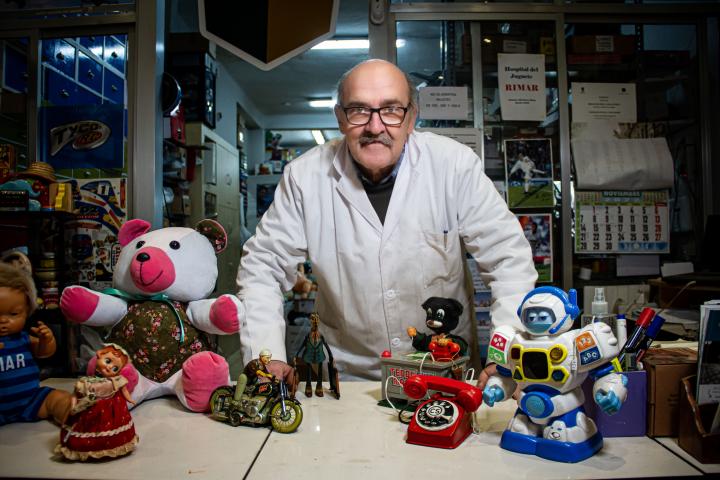 Antonio Martínez Rivas, el último 'doctor de juguetes' en España.