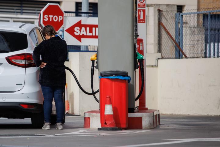 Una persona echando gasolina.