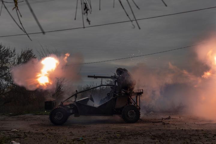 Soldados ucranianos disparan hacia puestos rusos en el frente cerca de Jersón, sur de Ucrania, el 23 de noviembre de 2022.