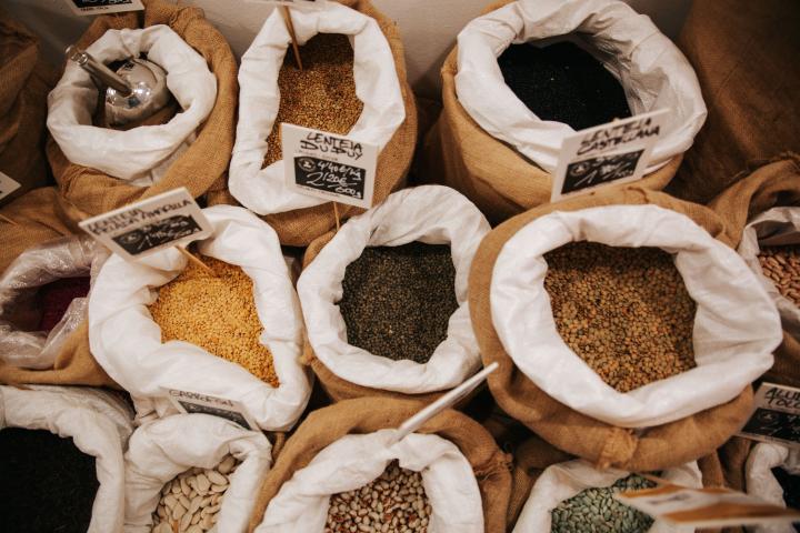 Plano cenital de sacos con legumbres en tienda de comida orgánica y ecológica.